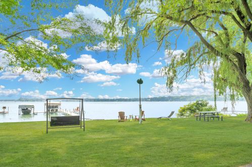 480 Lac La Belle Dr, Oconomowoc, WI 53066-1528