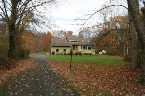 6 Daniels Dr, Danbury, CT 06811-2707