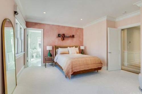 66 Wheatley Rd, Westbury NY  11568-1212 exterior