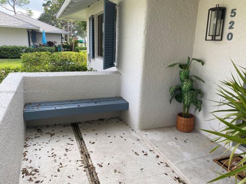 520 Club Dr, West Palm Beach, FL 33418-7077