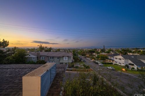513 Dianthus St, Manhattan Beach CA  90266-6720 exterior