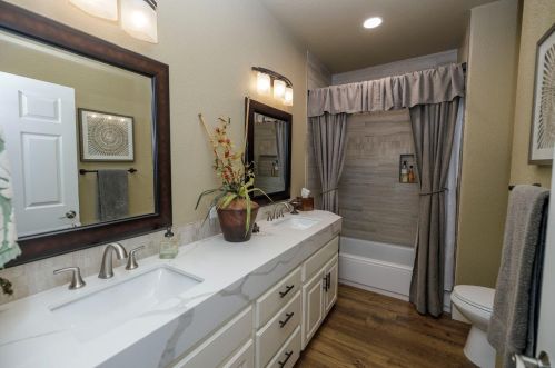 1955 Tuolumne Rd, Turlock CA  95382-8912 exterior