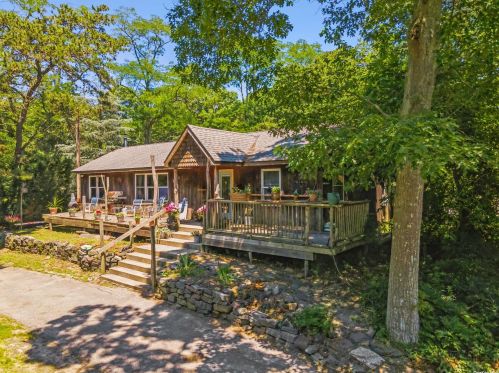 200 Forge Rd, Baiting Hollow, NY 11933-1604
