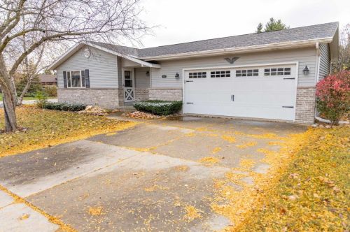 867 Hickory Ct, Watertown, WI 53094-6007
