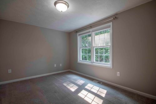 8 Cathedral Cir, Nashua NH 03063-2716 exterior