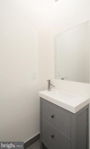 864 19th St, Philadelphia PA  19130-2022 exterior
