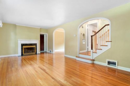 1068 Woodberry Rd, New Kensington, PA 15068-5308