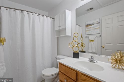 6724 Emmanuel Ct, Gainesville VA  20155-1492 exterior