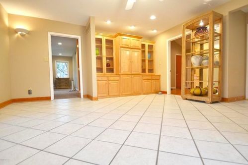 8609 Whipps Mill Rd, Louisville, KY 40222-4517