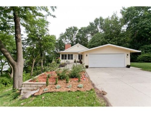 65 Hillcrest Dr, Twin View Heights, IA 52333-9081
