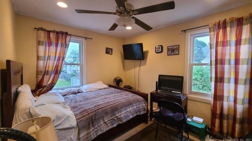 4 5th St, Danbury CT  06810-5704 exterior