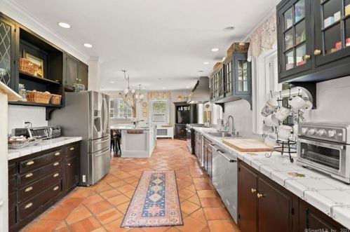 124 Old Battery Rd, Bridgeport CT  06605-3616 exterior