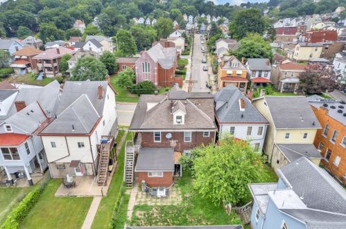 1025 Chartiers Ave, Pittsburgh PA  15220-4852 exterior