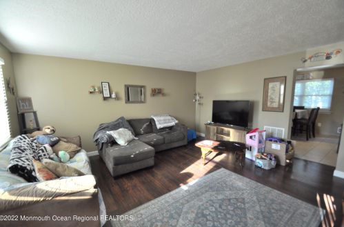 1004 Tammy Ct, Bricktown, NJ 08724-7184