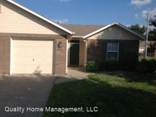 2902 Russel Ct, Manhattan KS  66502-4496 exterior