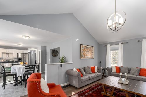 4 Ames Rd, Brookline NH  03033-2304 exterior