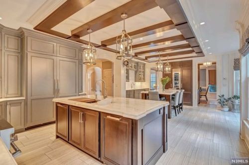 47 Hunters Run, Oakland NJ  07436-2346 exterior