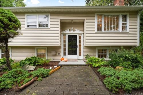 18 Settlers Ln, Sandy Hook, CT 06482-1312
