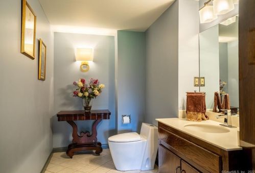 9 Stuart Dr, Bloomfield CT 06002-1524 exterior