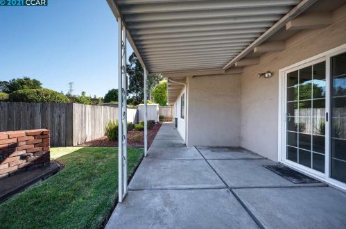 1737 El Toro Way, Pinole CA  94564-2116 exterior