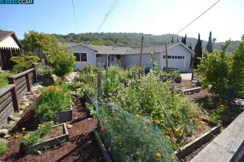 2424 Doidge Ave, Pinole, CA 94564-1009