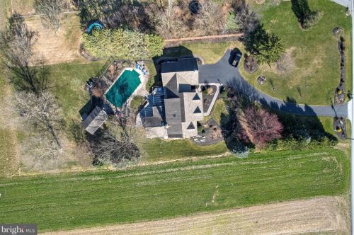 2045 Rockvale Rd, Lancaster, PA 17602-1405