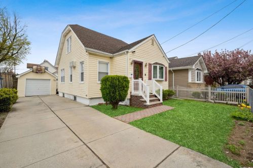 318 Biltmore Ave, Floral Park, NY 11003-1541