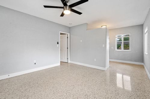 3906 Washington Rd, West Palm Beach, FL 33405-2352