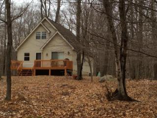 69 Mildred Dr, Gouldsboro, PA 18424-8746