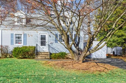 81 Gaymoor Dr, Stamford, CT 06907-1330