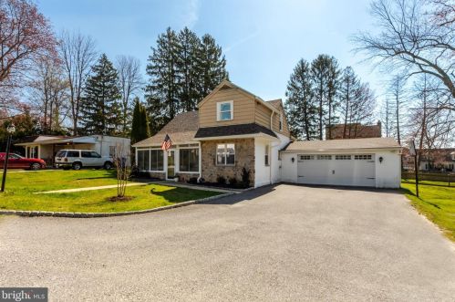 11 Locust St, Newtown Square, PA 19073-3327