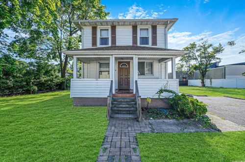 90 Redmond Ave, Bayshore, NY 11706-6812