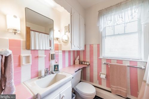 556 Leverington Ave, Philadelphia PA 19128-3314 exterior