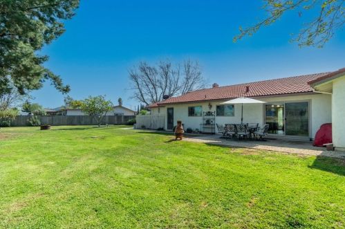 105 Daffodil Dr, Hollister CA  95023-3103 exterior