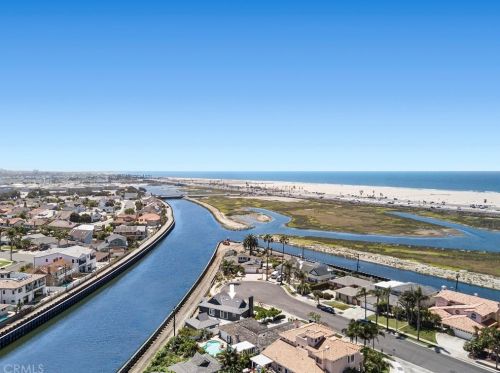 9261 Christine Dr, Huntington Beach CA  92646-8355 exterior