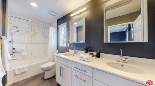 14711 Sherman Way, Van Nuys CA  91405-2215 exterior