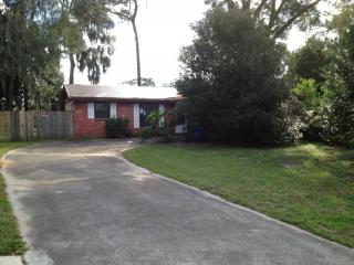 101 Hickory Ln, Seffner, FL 33584-3920