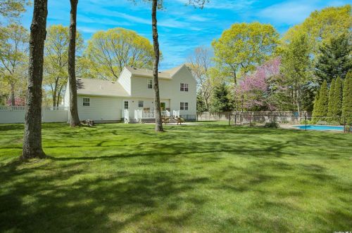 81 Drew Dr, Eastport NY  11941-1334 exterior