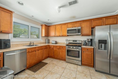 204 Hudson Ave, Middletown NJ  07748-5531 exterior