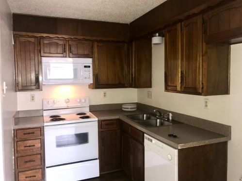 701 Pleasant Manor Ave, Burleson TX  76028-6547 exterior