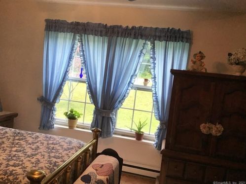 16 Salt Box Ln, Uncasville CT  06382-2084 exterior