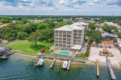 187 Brooks St, Fort Walton Beach, FL 32548-5895