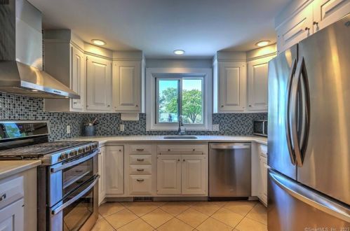 51 Westwood Rd, Milford CT  06461-2752 exterior