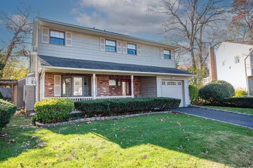 11 Leghorn Ct, Huntington Station, NY 11746-2820
