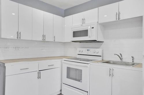 912 32nd St, Hialeah FL  33012-5040 exterior