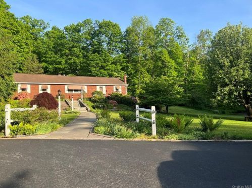 438 Oscawana Lake Rd, Tompkins Corners, NY 10579-2101