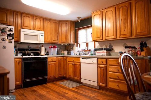 7356 Hiola Rd, Philadelphia, PA 19128-1413