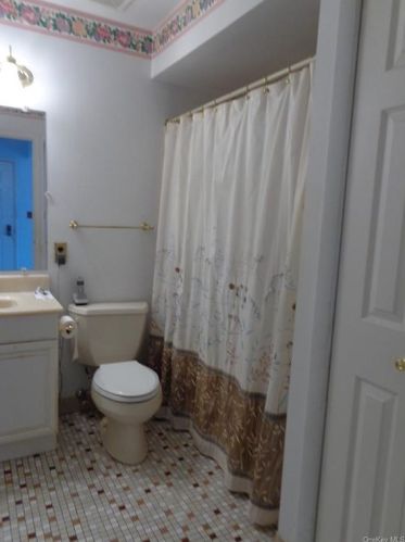 132 Columbia Ct, Yorktown Hgts NY  10598-6911 exterior