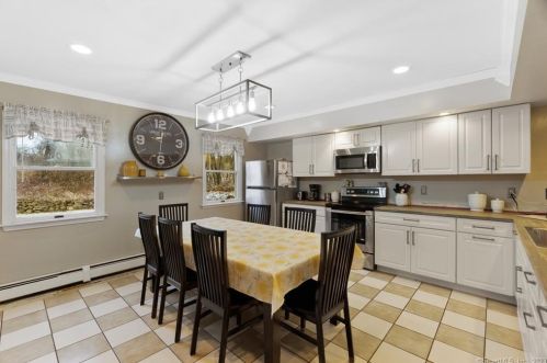 63 Woodland Dr, Uncasville, CT 06382-1636