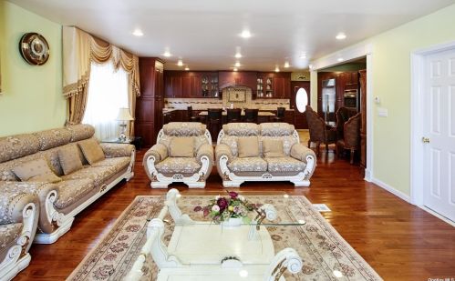 82-46 Bell Blvd, Jamaica, NY 11427-1040